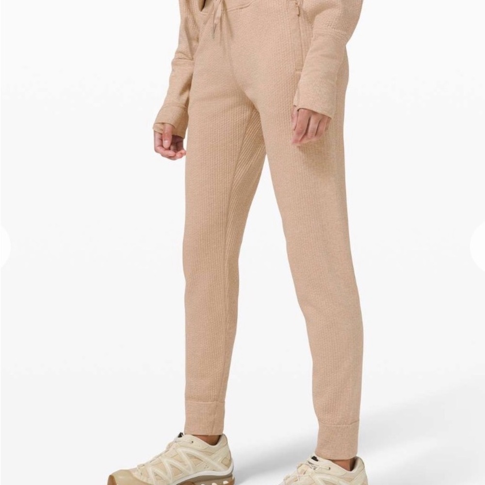 NWOT Lululemon Women's Engineered Warmth Joggers sz 6 - Picture 2 of 6